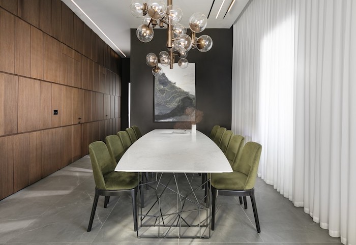 moderne wohnzimmer ideen, esszimmer mit großem weißen tisch, grüne stühle, lampe lüster kunstgestaltung