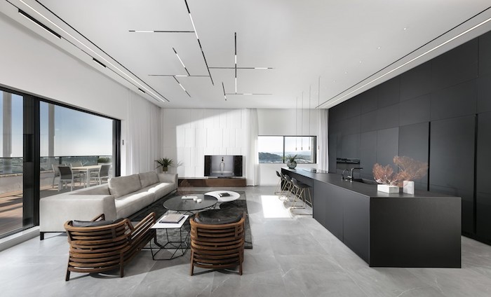 moderne wohnzimmer ideen in eleganten stil, weißer marmorboden, schwarze möbel, graues sofa, fernseher an der wand