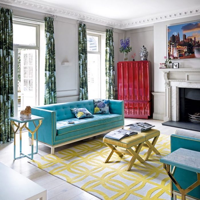 schöne wohnzimmer selber einrichten in bunten farben, blaues sofa, roter schrank, gelbe hocker und teppich, kamin