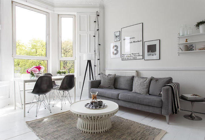 skandinavische möbel modern ideen zum gestalten, graues doppelsofa, weißer tisch mit zwei schwarzen stühlen