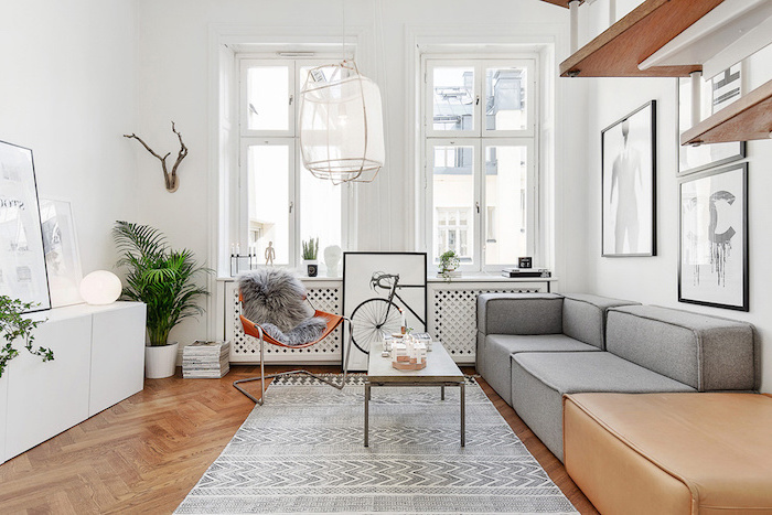 feine deko wohnzimmer modern, grüne pflanze, sofa, grau, beige, parkett, graues flauschiges fellteppich