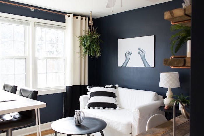 kreative wohnzimmer bilder modern, weißes bild mit zwei händen, weißer sessel mit einem kissen