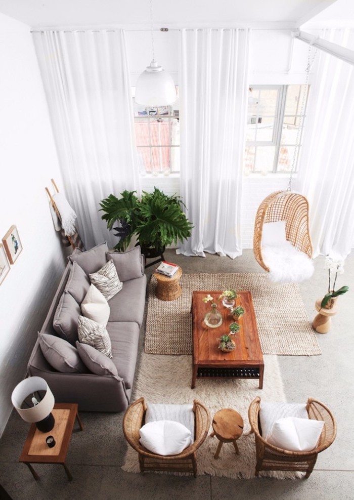 einrichtungsideen wohnzimmer von oben gesehen, sofa grau, zwei sessel und ein hängestuhl