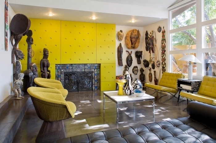 einrichtungsideen wohnzimmer in weiß und gelb gestalten und mit afrikanischen elementen dekorieren, gelbe sessel, modernes zimmer