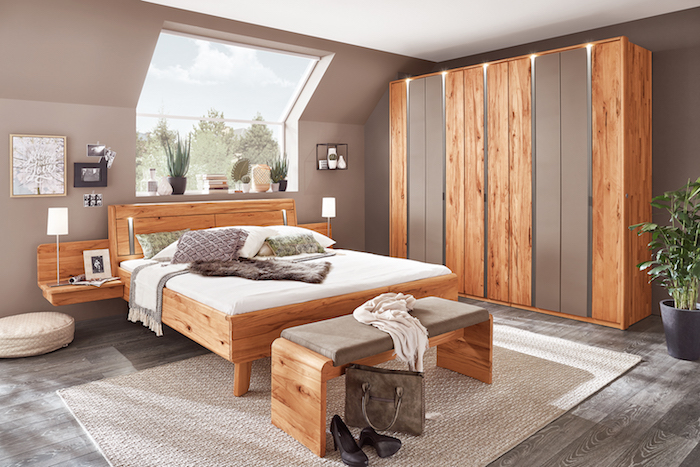 Massives Holz und reduzierte Einrichtung für das Schlafzimmer