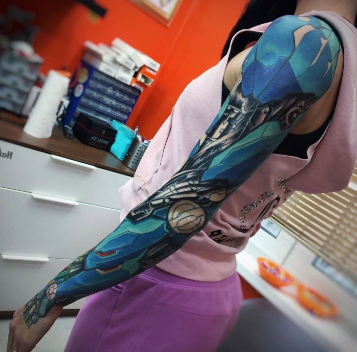 3d tattoo arm, frau mit biomechanical tattoo, tätowierung mit machanischen motiven, maschinenteilen, cyborg
