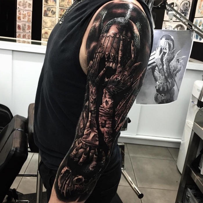 3d tattoo arm, mann mit großer schwarz grauer tätowierung am oberarm, blackwork