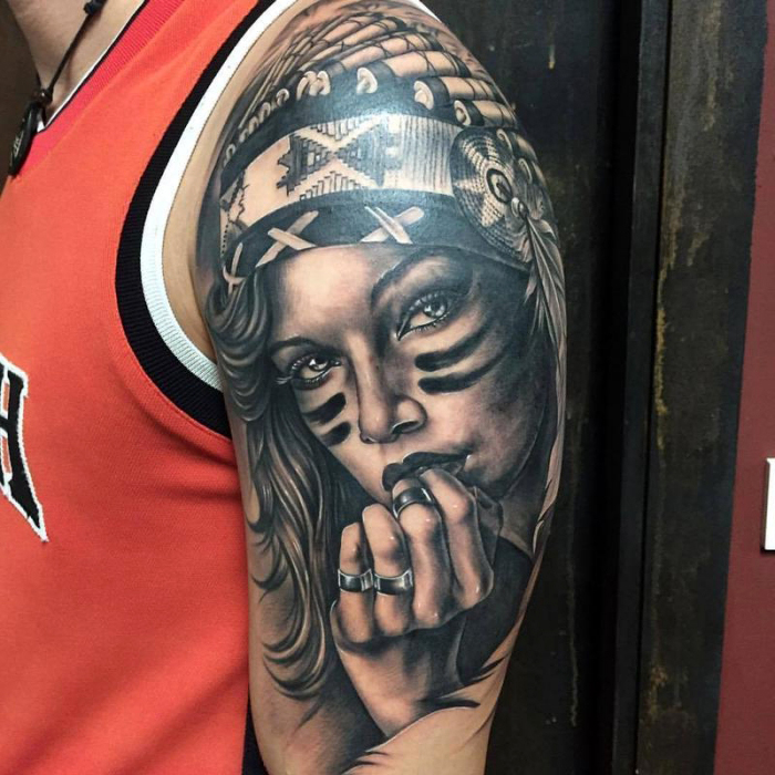 3d tattoo arm, frau mit indianer kopfschmuck, schwarz graue tätowierung am oberarm