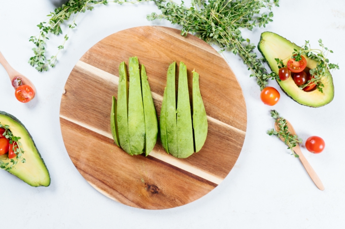 fingerfood einfach unfd schnell, avocado schälen und in streifen schneiden