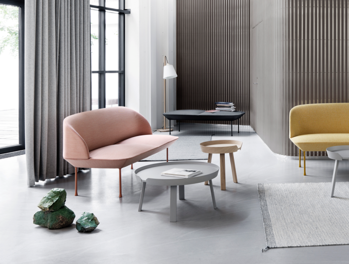 wohnung eineichten, rosa sofa, runde kaffeetische, designer möbel, grüne steine als deko
