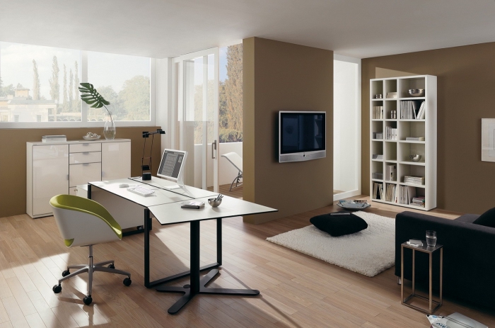 büro einrichten, zimmer gestalten, einrichtungsideen ergonomischer stuhl, braune wände