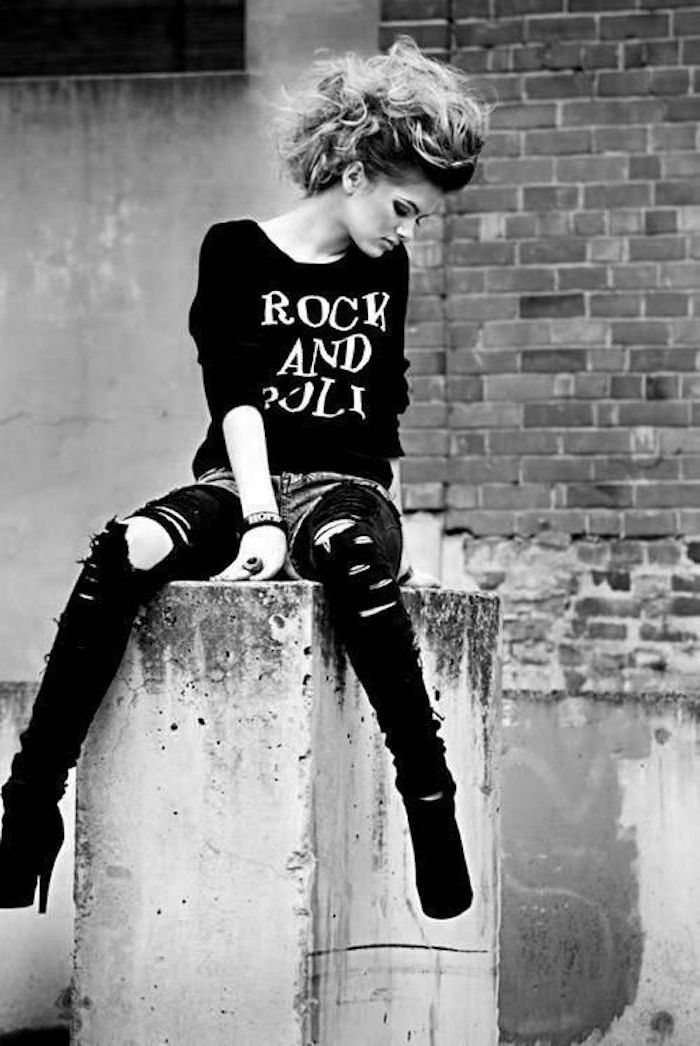 schwarz weißes foto, abgeschnittene jeans, absatzschuhe mit stiefeln, modekataloge alaia