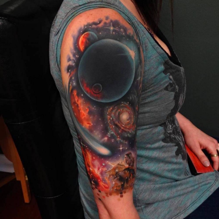 amazing tattoos, frau mit großer farbiger tätowierung am oberarm, kosmos, planeten