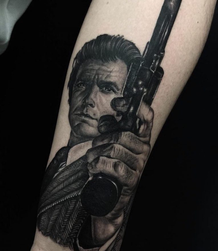 mann mit pistole, schwarz graue tötowierung, amazing tattoos, unterarm