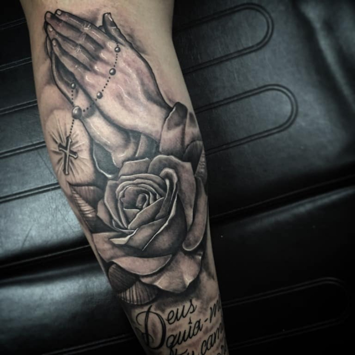 amazing tattoos, religiöses tattoo motiv, hände mit kreuz und weiße rose