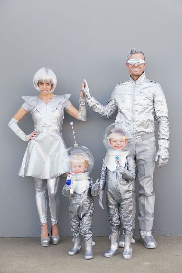ausgefallene kostüme für familien, kosmonauten mit silbernen kostümen, skaphander