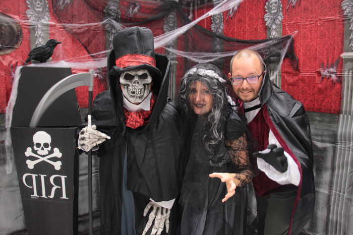 ausgefallene kostüme zu halloween, der sensemann, maske schädel, hexe mit schwarzem shcleier, dracula