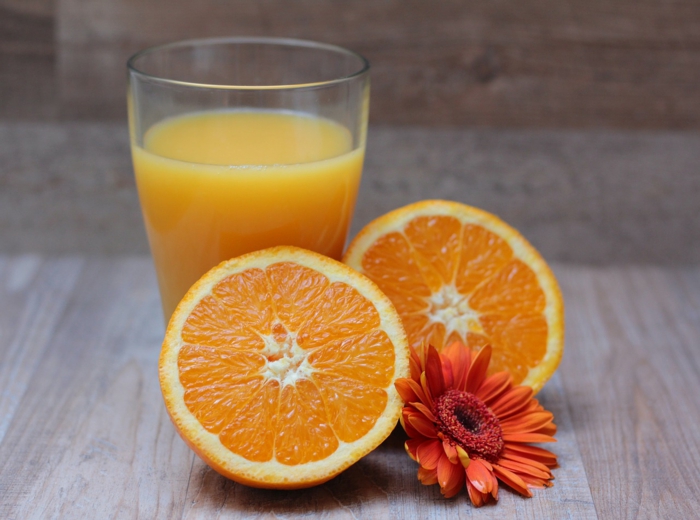 Orangensaft und Orangen