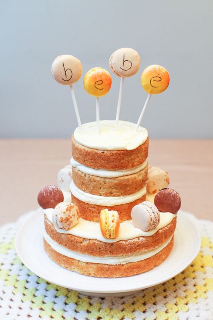 Zweistöckige Torte mit Vanillecreme selber backen, mit französischen Macarons dekorieren