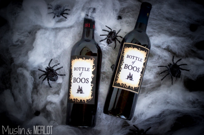 bastelideen halloween, weinflaschen dekoriert mit etiketten, schwarze spinnen, spinnennetz aus baumwolle