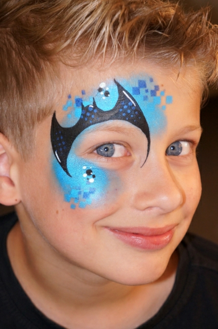 ein Junge mit blauer Schminke von Batmann, Halloween Schminktipps für Jungs