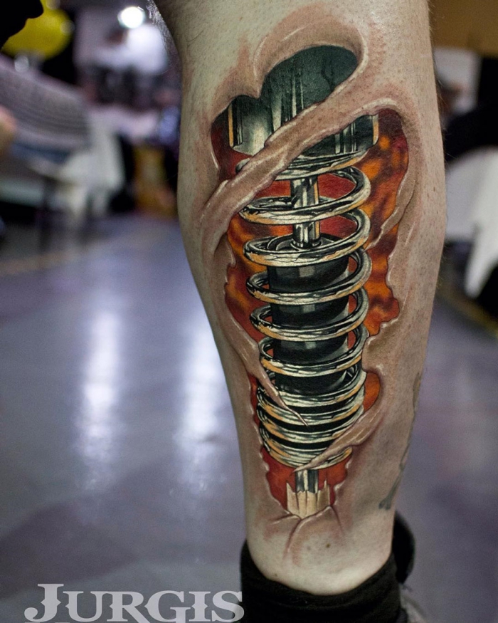 beste tattoos der welt, farbiges biomachanical tattoo am bein, maschinenelementen