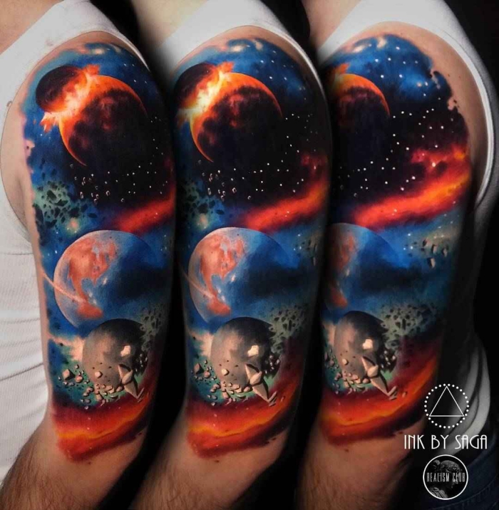 beste tattoos der welt, farbige tätowierung mit kosmos als motiv, planeten, sterne