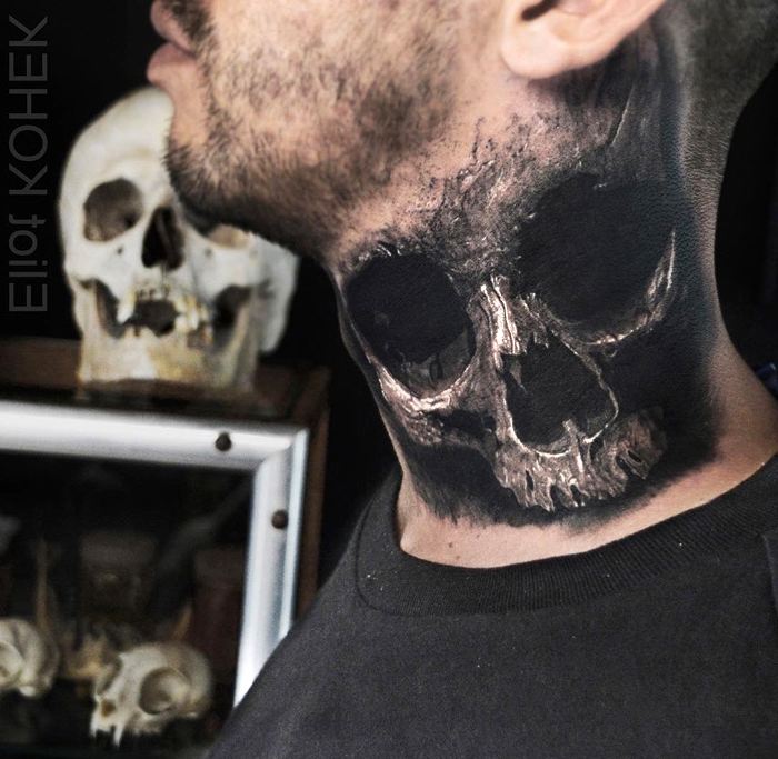 beste tattoos der welt, realitische tätowierung mit schädel motiv am nacken
