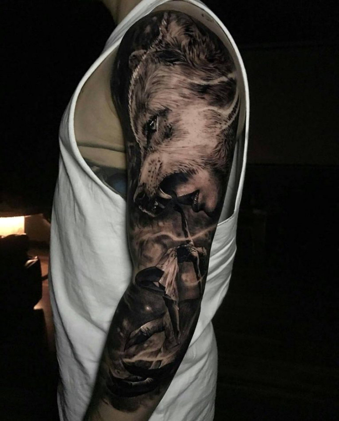 beste tattoos, mann mit realistisches sleeve tattoo in schwarz und grau, frau in kombination mit wolfkopf