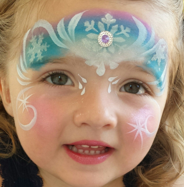 ein junges Mädchen wie Elsa geschminkt, Kinderschminken für Halloween, lila, weiße und blaue Schminke