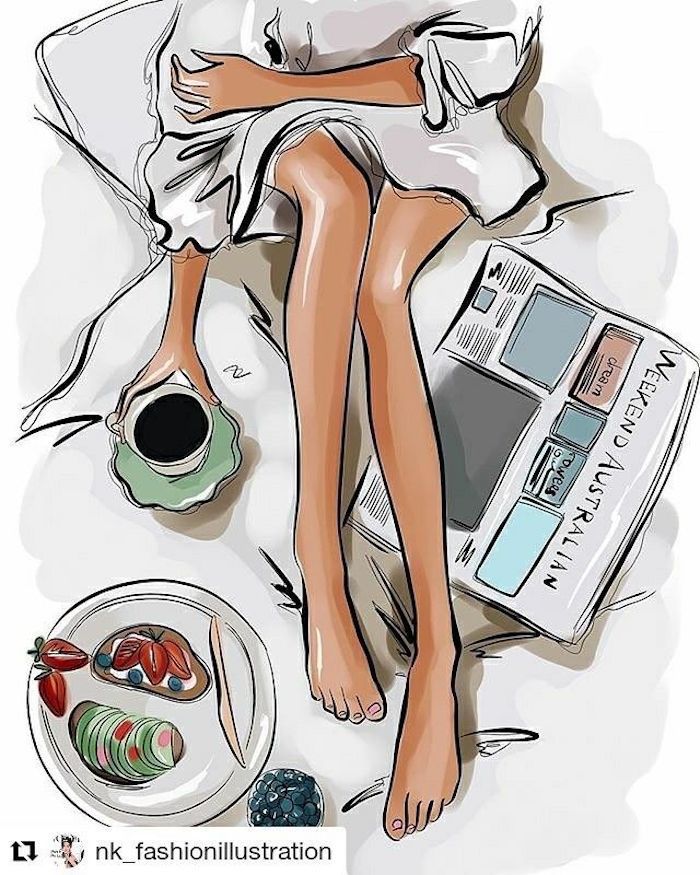 Frühstück im Bett, Toast mit Früchten und Tasse Kaffee, Zeitung lesen, schönes Bild zum Nachmalen