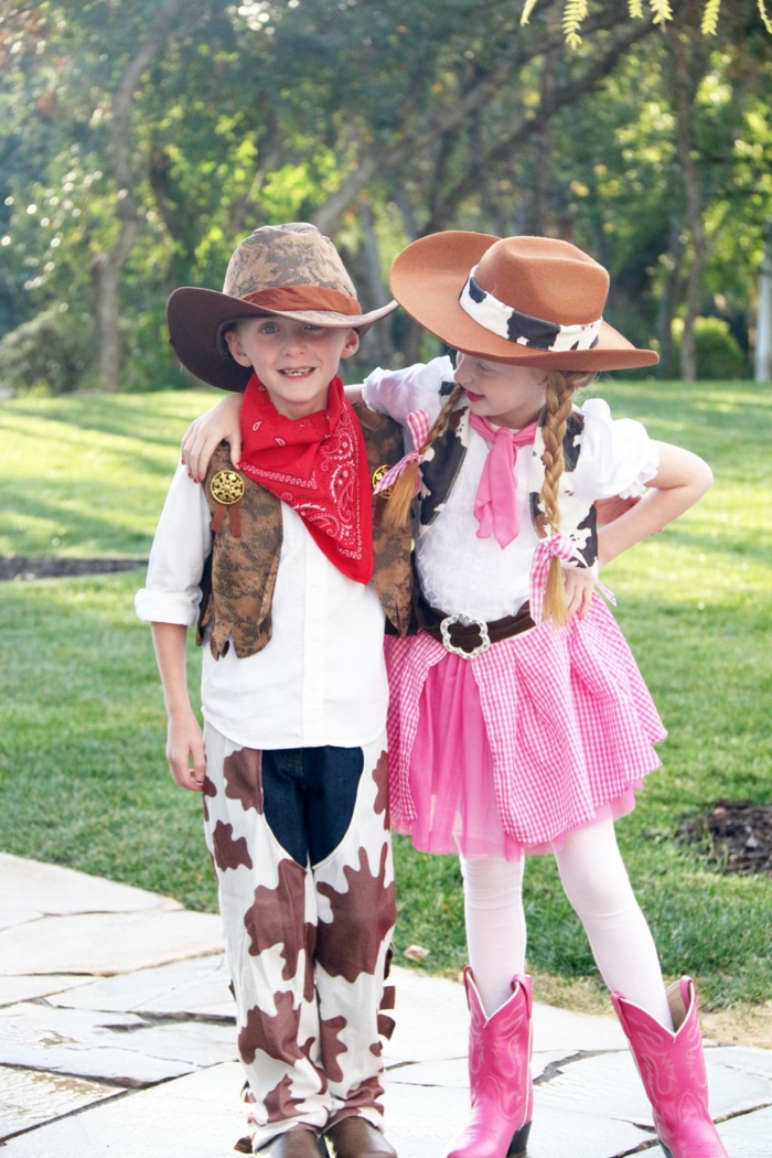 zwei Kinder mit Cowboy Kostüme, ein Junge und ein Mädchen