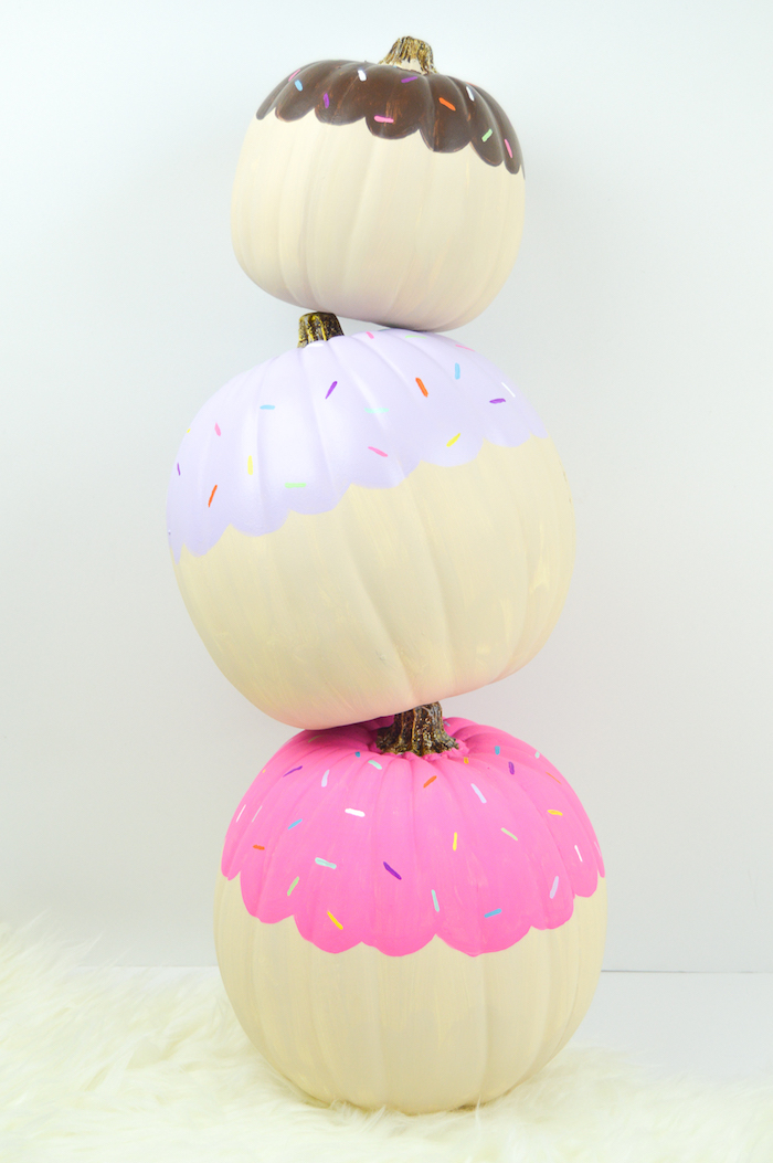 Kürbisse als Cupcakes, mit Acrylfarben bemalen, auffällige Deko Ideen zu Halloween