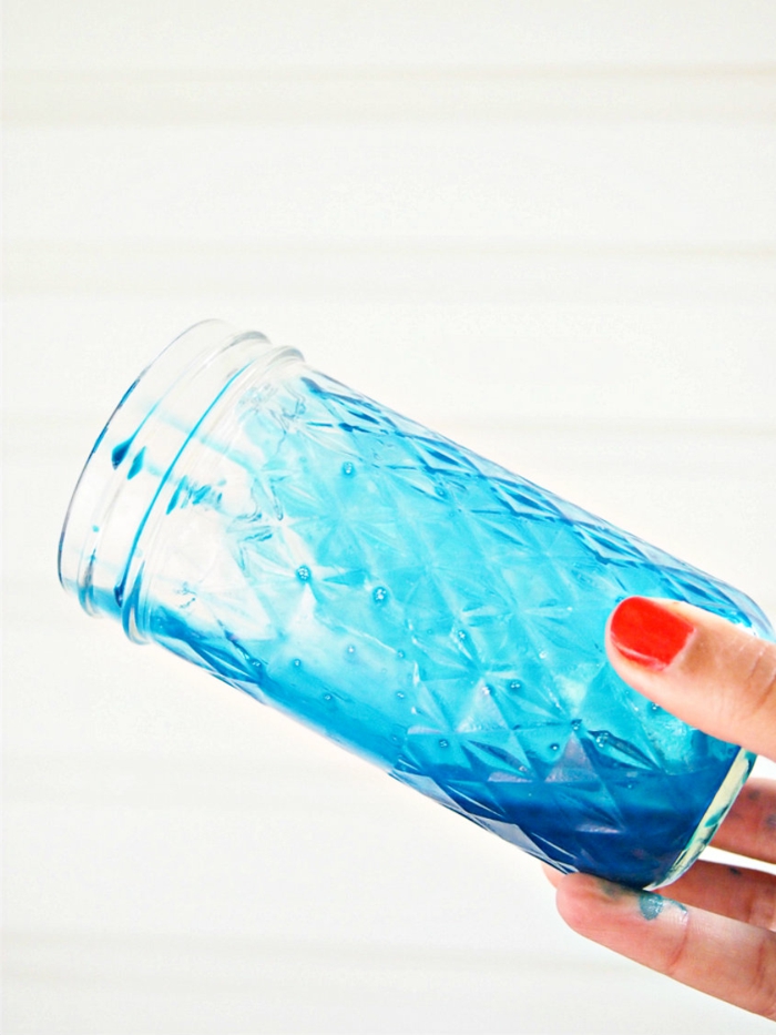 ein selbstgemachte Vase aus Weckglas in Blau gefärbt, Deko für Hochzeit
