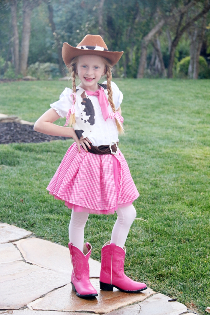 ein Mädchen mit rosa Rock und rosa Stiefel, ein Hut, blonde Zöpfe, Halloween Kostüm selber machen