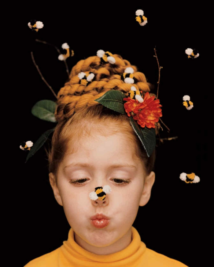 Bienenkorb Kostüm von einem kleinen Mädchen, Blumen und Bienen, Halloween Verkleidung