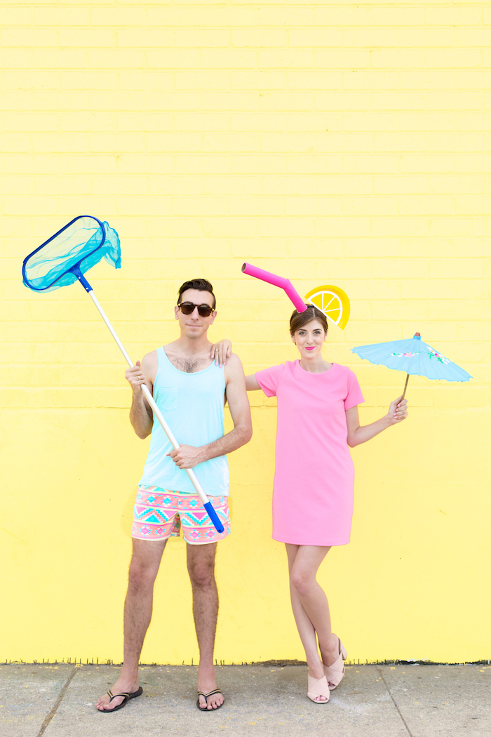 Lustige Halloween Kostüme für Paare selber machen, bunte Shorts und blaues Top, rosafarbenes Kleid