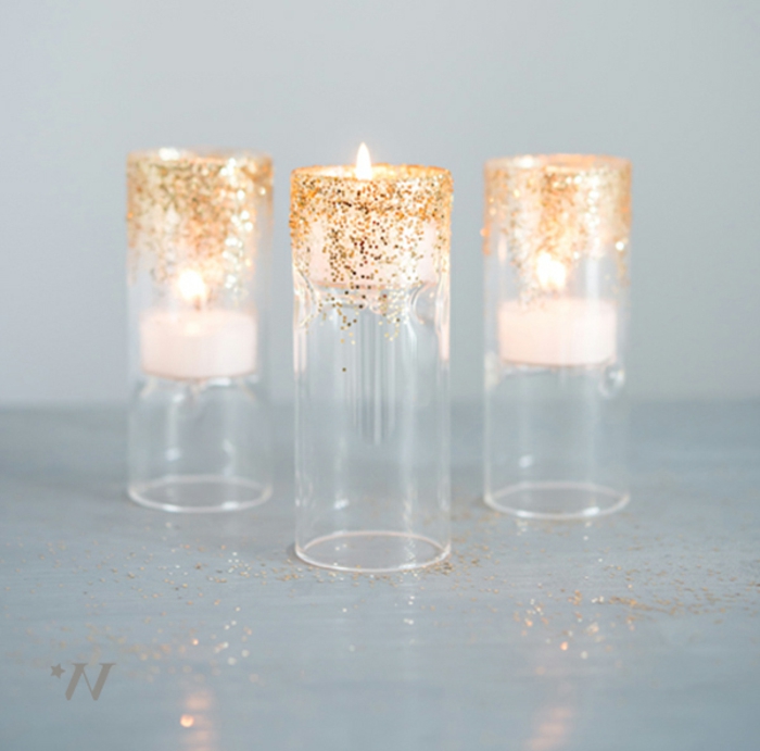drei Kerzen in Ständern, Glitter als Dekoration, Ideen für Hochzeit, weiße Kerzen
