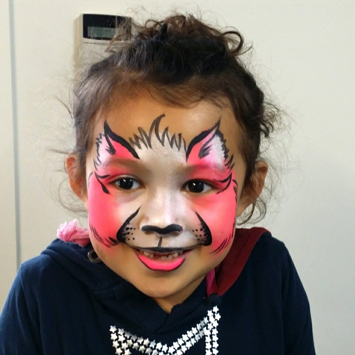 ein rosa Katze von kleinen Mädchen, Halloween Kinderschminken Vorlagen, schönes Gesicht
