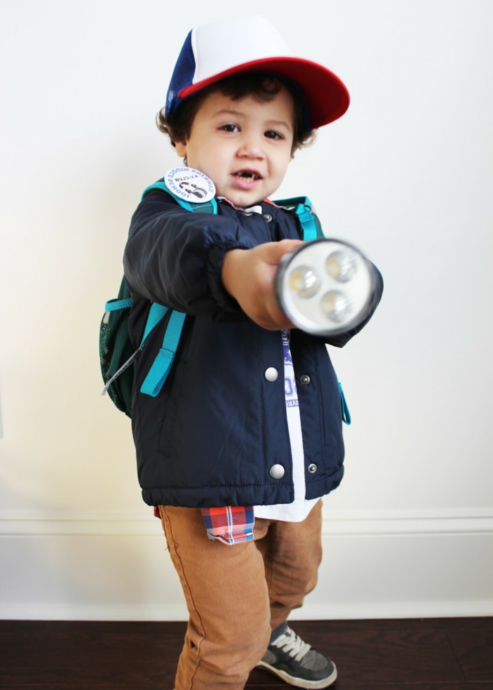 ein kleiner Junge wie Ash Ketchum maskiert mit einem Taschenlicht, einfache Halloween Kostüme