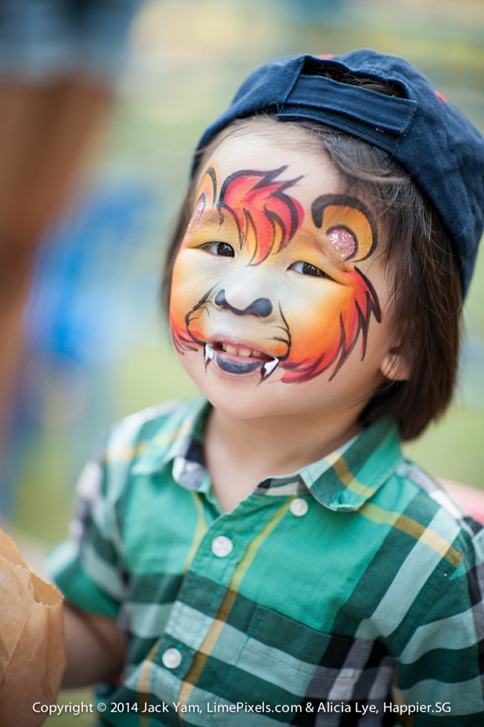 ein Tiger mit großen Zähnen auf dem Gesicht des Jungen bemalt, Halloween Schmickideen