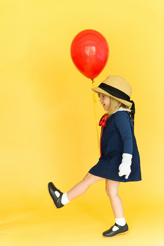 ein roter B-allon von kleinen Mädchen mit blauem Kleid, schwarze Schuhe und weiße Socken, einfache Halloween Kostüme