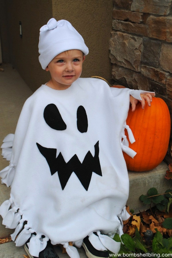 ein niedliches Gespenst mit weißer Mütze, ein Kürbis, einfache Halloween Kostüme für kleinen Jungen