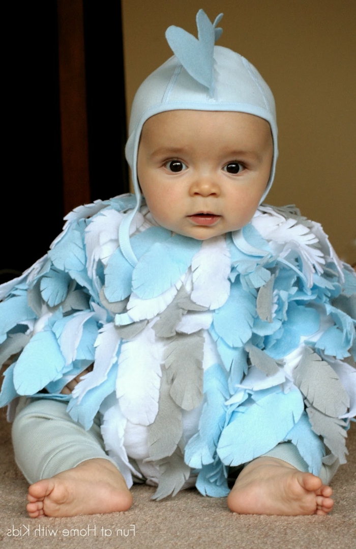 ein kleines Küken, mit blauen Feder, einfache Halloween Kostüme für Babys, kleine blaue Mütze