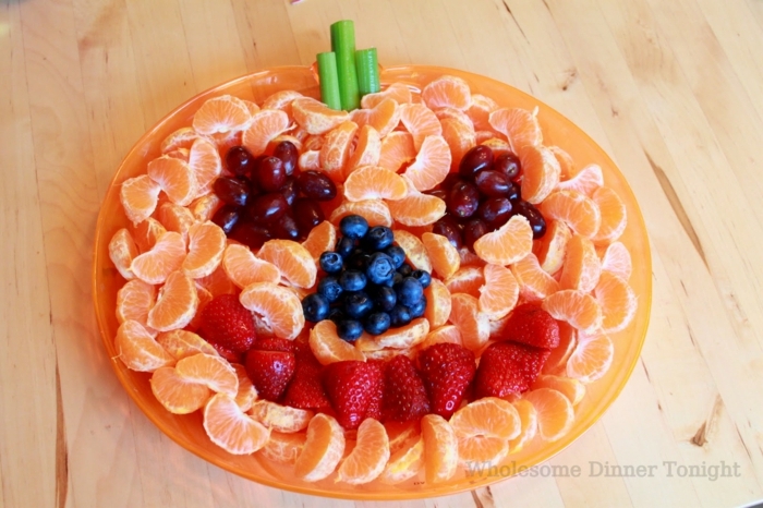 ein Kürbis aus Mandarinen, Trauben, Heidelbeeren und Erdbeeren, Halloween Rezepten