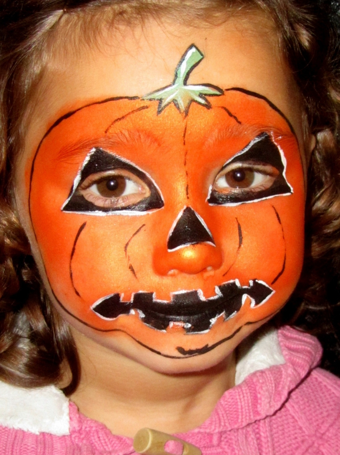oranges Gesicht, das Kürbis darstellt, Halloween Schminkideen für kleines Mädchen