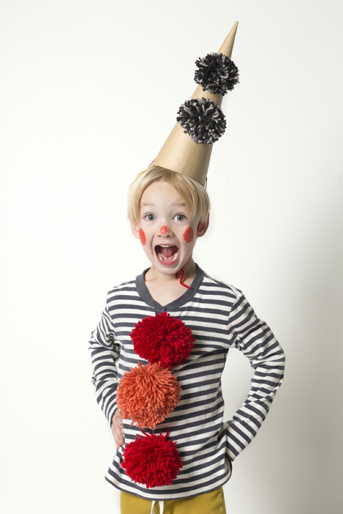 ein kleiner Junge wie Clown, Pompons und Hut von Karton, rote Schminke, einfache Halloween Kostüme