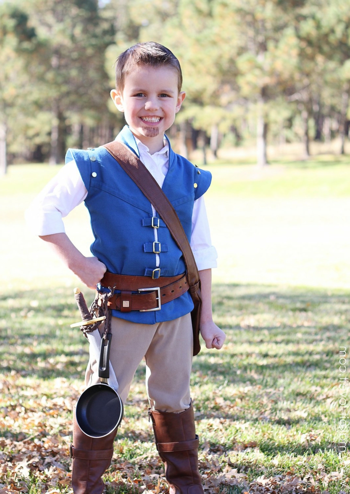 ein kleiner Junge, blaue Jacke, stellt ein Musketier dar, Waffe und eine Pfanne, einfache Halloween Kostüme