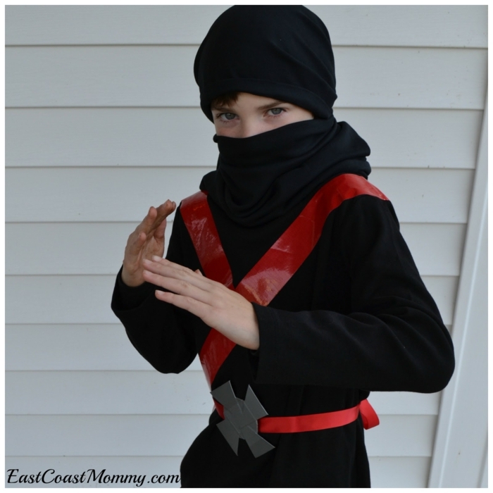 ein Ninja mit schwarzen Rollkragenpullover, roter Gürtel, Last Minute Halloween Kostüm