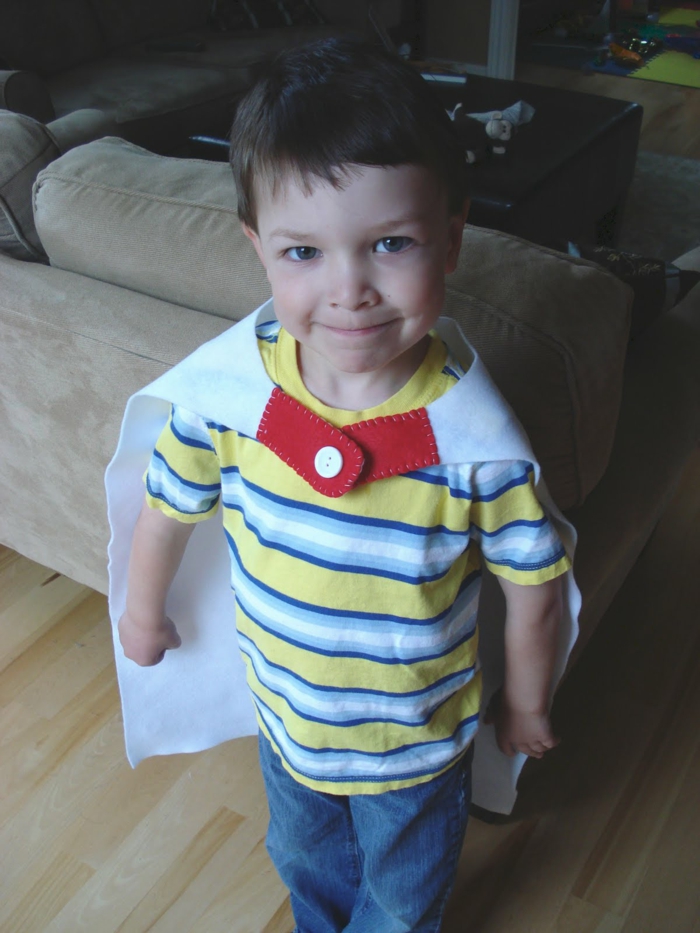 ein kleiner Supermann, mit selbstgenähter Pelerine, Jeans und buntem Hemd, Last Minute Halloween Kostüme